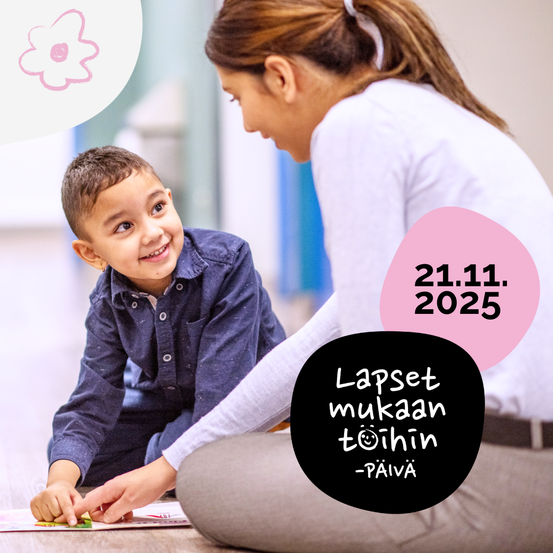 Kuvassa aikuinen ja lapsi istuvat lattialla yhdessä tekemässä tehtävää tai piirtämässä paperille. Aikuinen on pukeutunut vaaleaan yläosaan ja harmaisiin housuihin, ja lapsella on tummansininen paita. Kuvan etualalla näkyy värikäs kynä tai tussi lapsen kädessä. Taustalla on epätarkka sisätila. Kuvan päällä on graafisia elementtejä: vasemmassa yläkulmassa vaaleanpunainen kukkapiirros, oikeassa alakulmassa musta ja vaaleanpunainen muoto, joissa tekstit "Lapset mukaan töihin -päivä" ja "21.11.2025".
