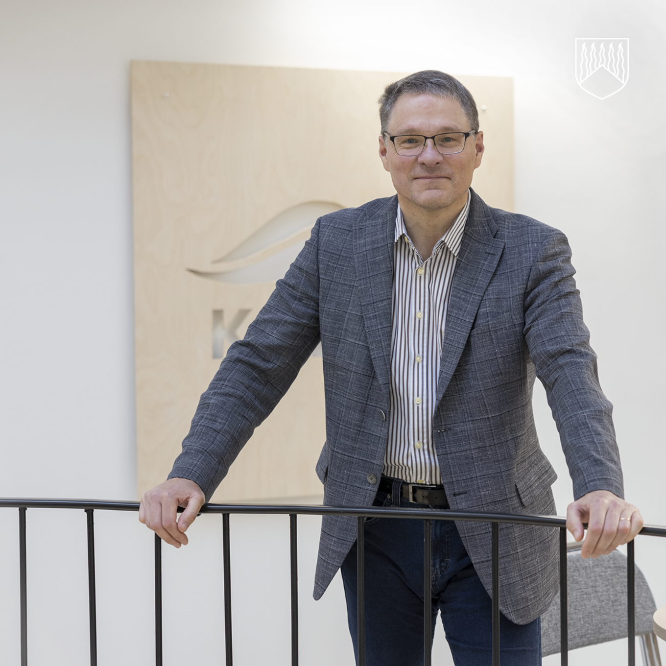 Kolarin kunnanjohtaja Markku Vehkaoja kunnanviraston aulassa.